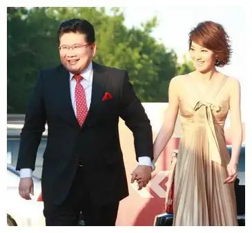 因插足丑闻,被央视"退货",金牌主持王冠和曹可凡关系浮出水面