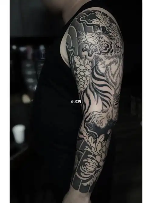 老虎花臂纹身