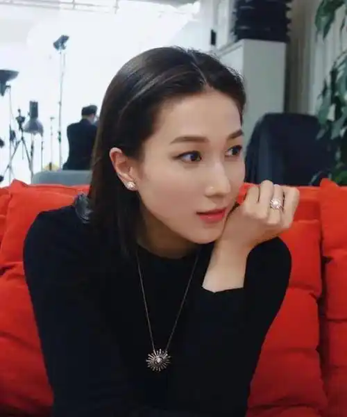 没有观众缘,所以钟嘉欣一开始并不被大家所看好,有人说她长得像"吴尊"