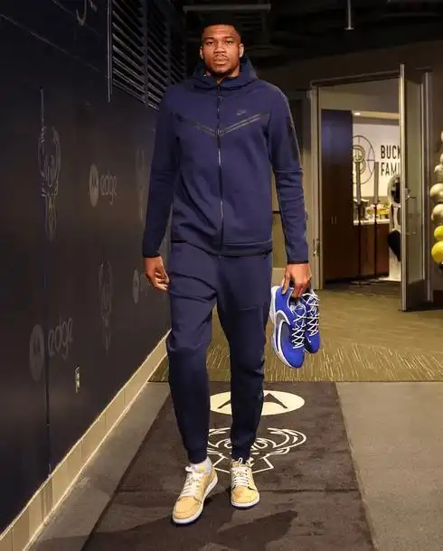 阿德托昆博晒照:新的一年,同样的专注