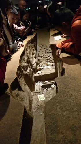 这是一个墓穴的陪葬品的展示,形状是一个"中"的