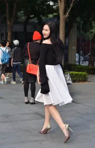 街拍:美女出街"黑白配",极简风玩出性感新花样