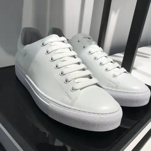 2019新款男士小白鞋蜜蜂刺绣休闲鞋时尚百搭潮流帅气板鞋