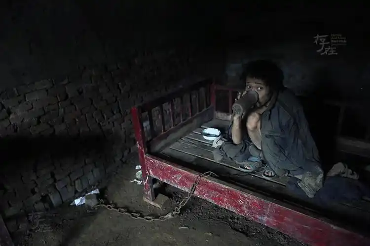 45岁精神病人被铁链锁20年 七旬双亲欲哭无泪