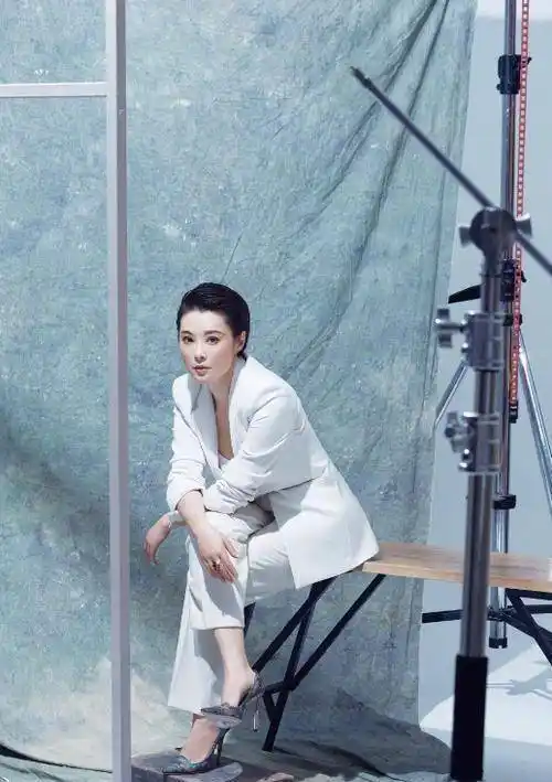 47岁袁立近照变化大!