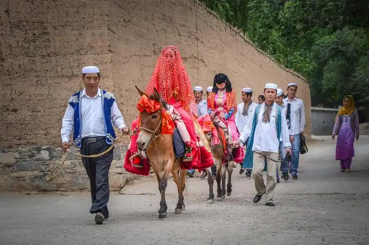 马思梦(高中组)青海《撒拉族娶亲》居住在黄河岸边的撒拉族人民,有着