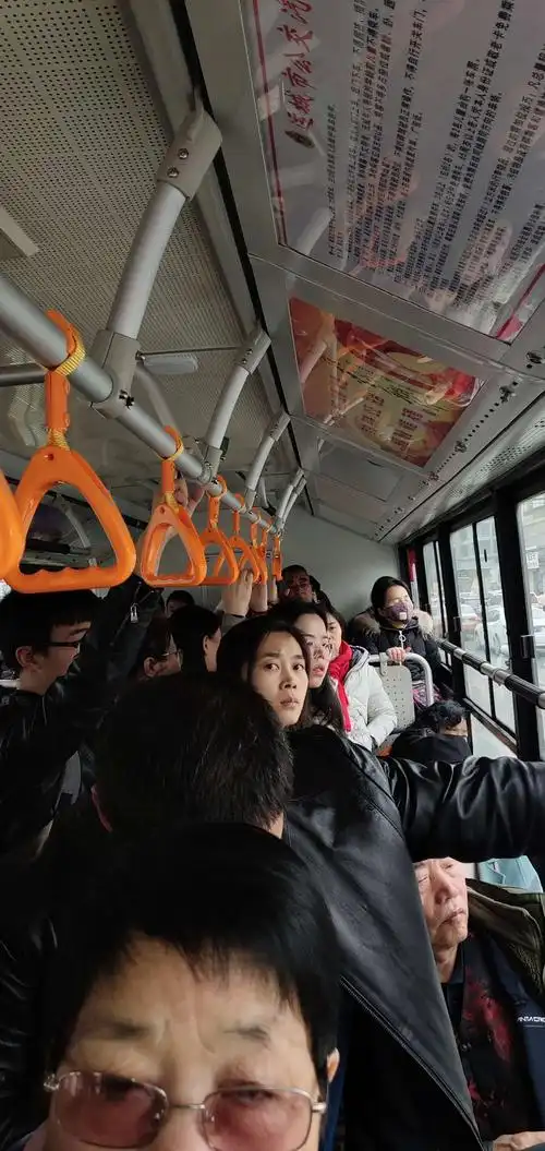 公交车上新鲜事,三月一日这天中午从南风广场乘车,上车后,发现有位