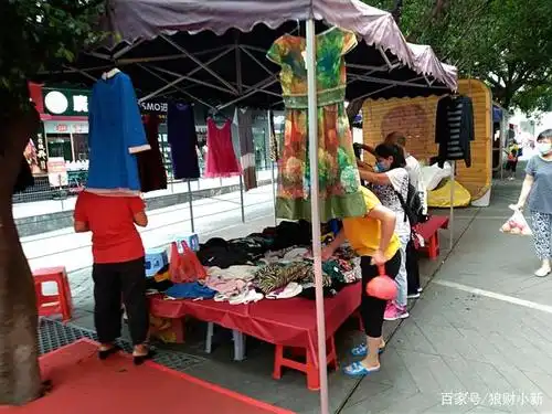 卖十元一件的地摊衣服,大妈们居然疯狂试衣抢买!