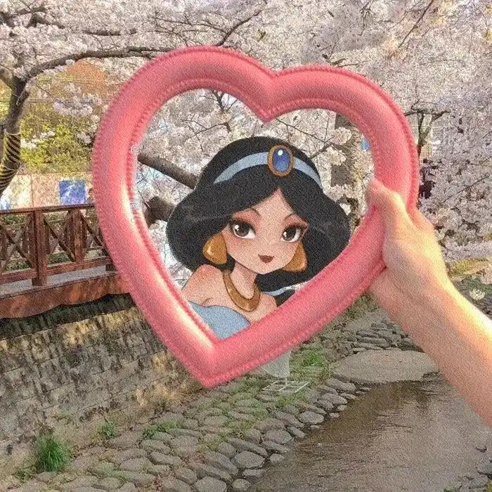 一组可爱的镜中人头像