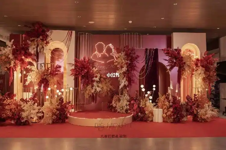 香槟红色婚礼布置