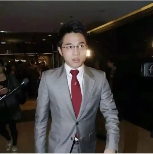 何猷亨被称为最像赌王的儿子却在赌王去世前一天开游艇派对