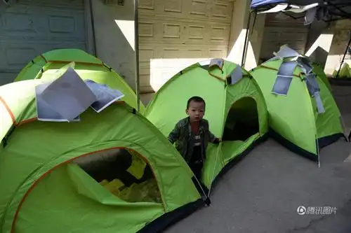 留守居民在院内支起帐篷居住生活.