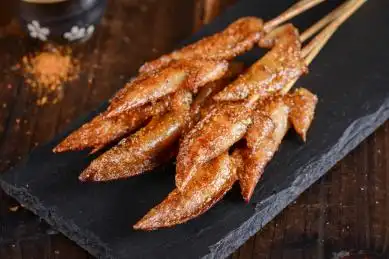 烤翅尖放在黑色岩石盘上