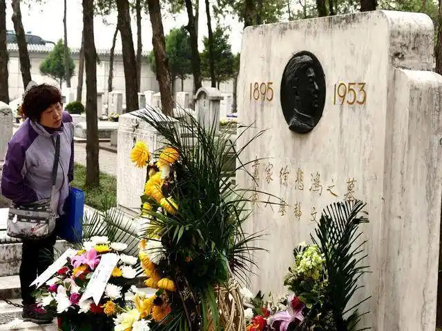 中国北京八宝山革命公墓,画家徐悲鸿墓碑.