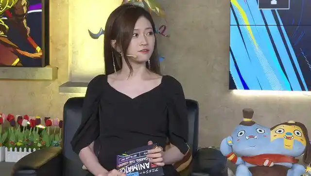 dota2玩家观赛热情高涨女解说人美声甜大长腿为主办方点赞