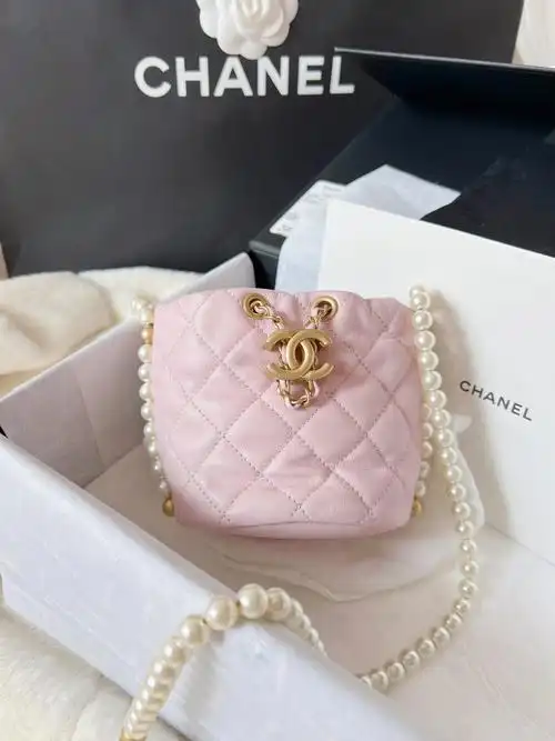 香奈儿樱花粉珍珠抽绳包