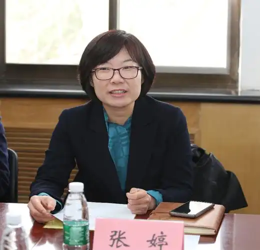 您所在的位置:>首页>>动态新闻>>新闻报道>正文>张婷宣读决定张婷宣读