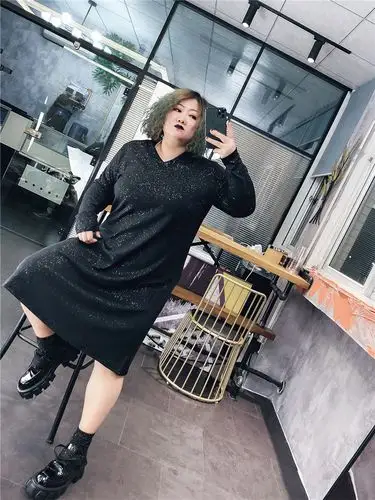 韩版大码女装洋气减龄200斤胖mm亮闪v领显瘦遮肉连衣裙