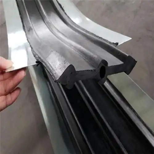 带孔型钢边中埋式止水带的安装固定