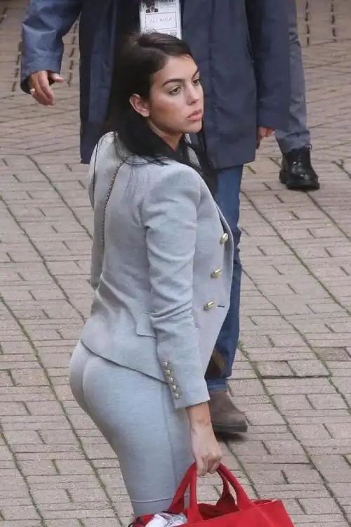 从乔治娜·罗德里格斯这张全身照上可以看出乔治娜·罗德里格斯的身材