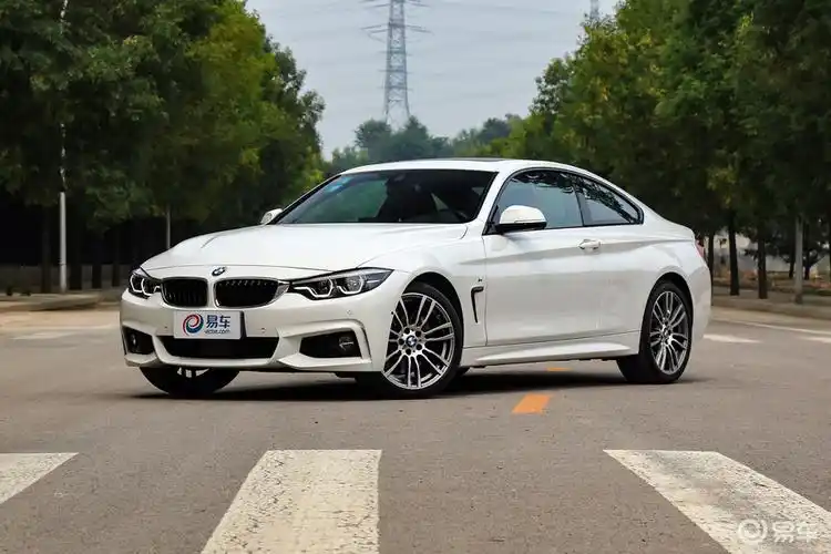 【宝马4系2017款双门轿跑 440i xdrive m运动套装侧前45度车头向左