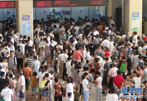 7月20日,患儿家属在上海市复旦大学附属儿科医院内排队挂号.