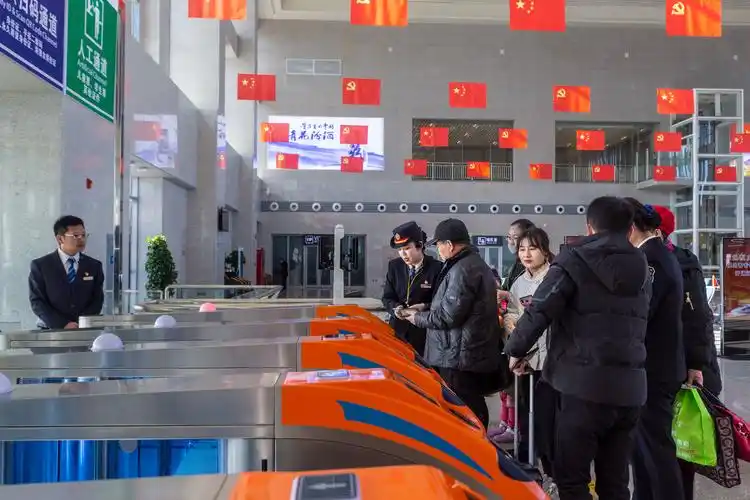 中宁东站旅客有序进站