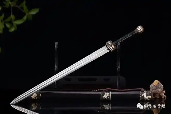 锋芒毕露的杀伐利刃这的一把精美霸气的镇宅宝剑