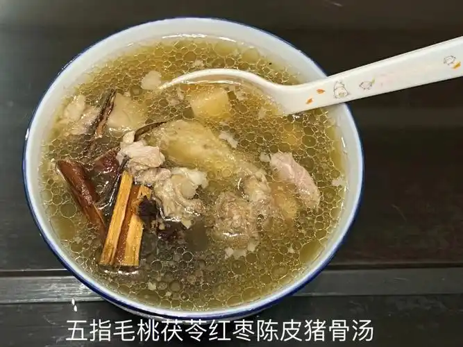 早餐:五指毛桃红枣茯苓红枣猪骨汤(很清甜误吞了1个红枣核,比较狗血不