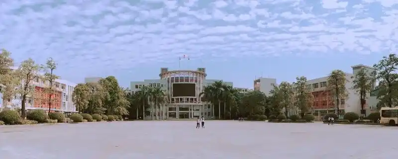 揭阳华侨高级中学的前身是创办于1957年的揭阳华侨中学.