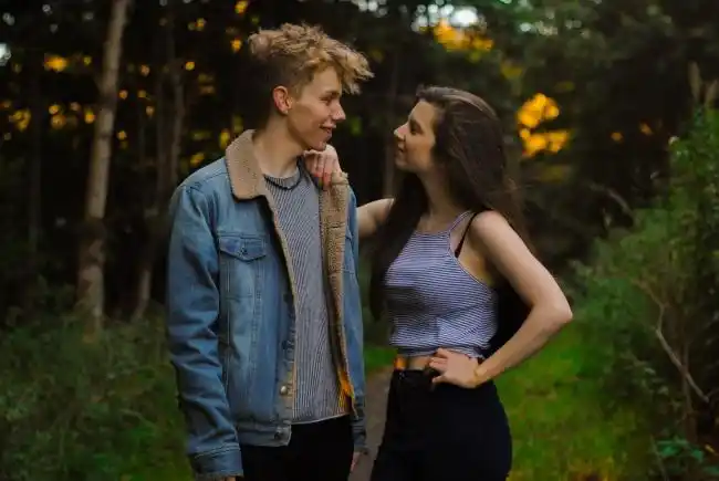 时间:08-27热恋情侣深情对望图片时间:09-05中年夫妻面对面图片