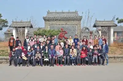 3代人56口大家庭30年后再拍全家福