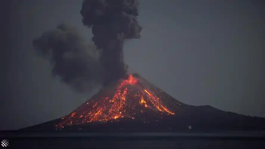 壮观!网友实拍喀拉喀托火山夜间喷发