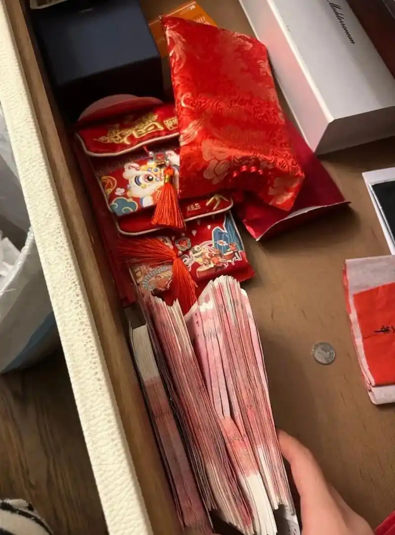 虽然没有回家过年,但是今天回来,婆婆把枕头下面放了现金抽屉里