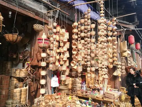 古镇的竹编店是我驻足最多的地文,喜欢那些手工编织的竹制品,充满了