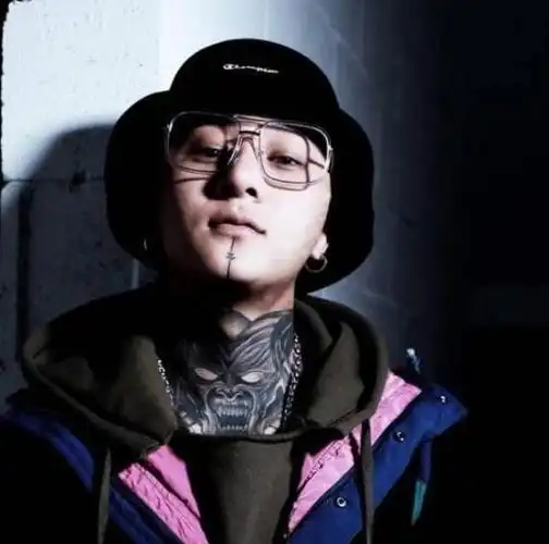 方丈之所以走红,就是因为其曾在酒吧拍摄跳舞的视频,而且其满身的纹身