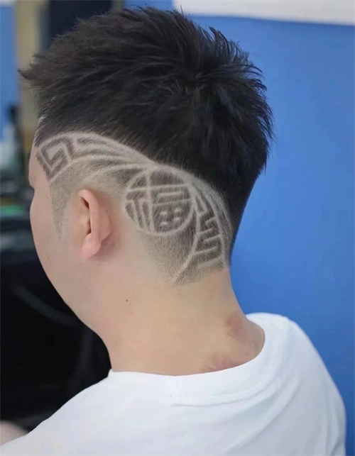 男生发型铲青雕刻,是流行的男生发型元素之一,无论是铲青还是雕刻都很