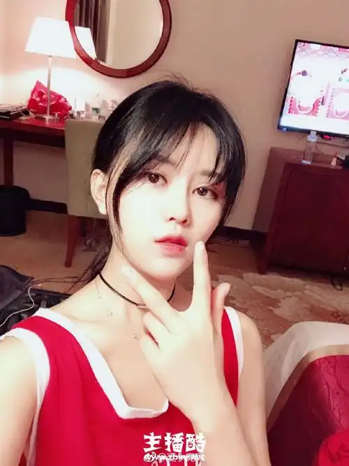 网红女歌手麦小兜