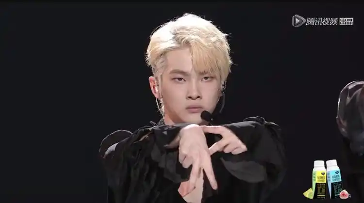 zoom舞台最帅的part是两次比r1se手势时的歪头和扭脖子吧