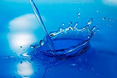 水滴进入蓝色的水中壁纸水泡