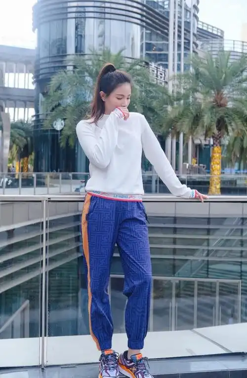 何姿美出新高度!一袭绿色小雏菊碎花连衣裙清新减龄,少女感爆棚_线条