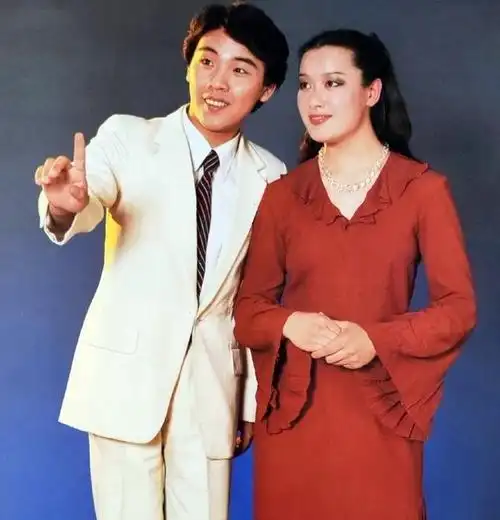 一组80年代歌唱家年轻照蒋大为像新郎官殷秀梅真美丽郁钧剑好鲜嫩