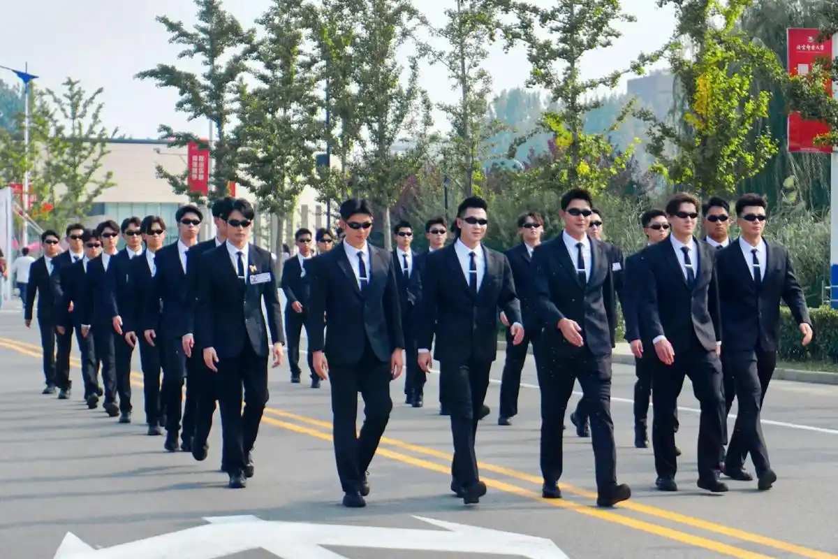 全员加速中 #北邮学长伪装成黑衣人迎  #北京邮电大学 挺 - 抖音