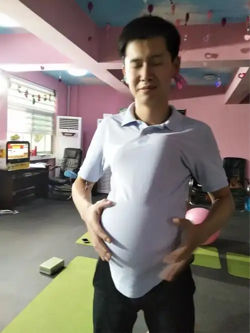 美丽的帅哥摇身一变"怀孕"了