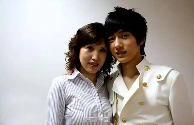 井柏然:出生一个月被抛弃,靠奶奶捡废品养大,成名后父母来认亲_波兰