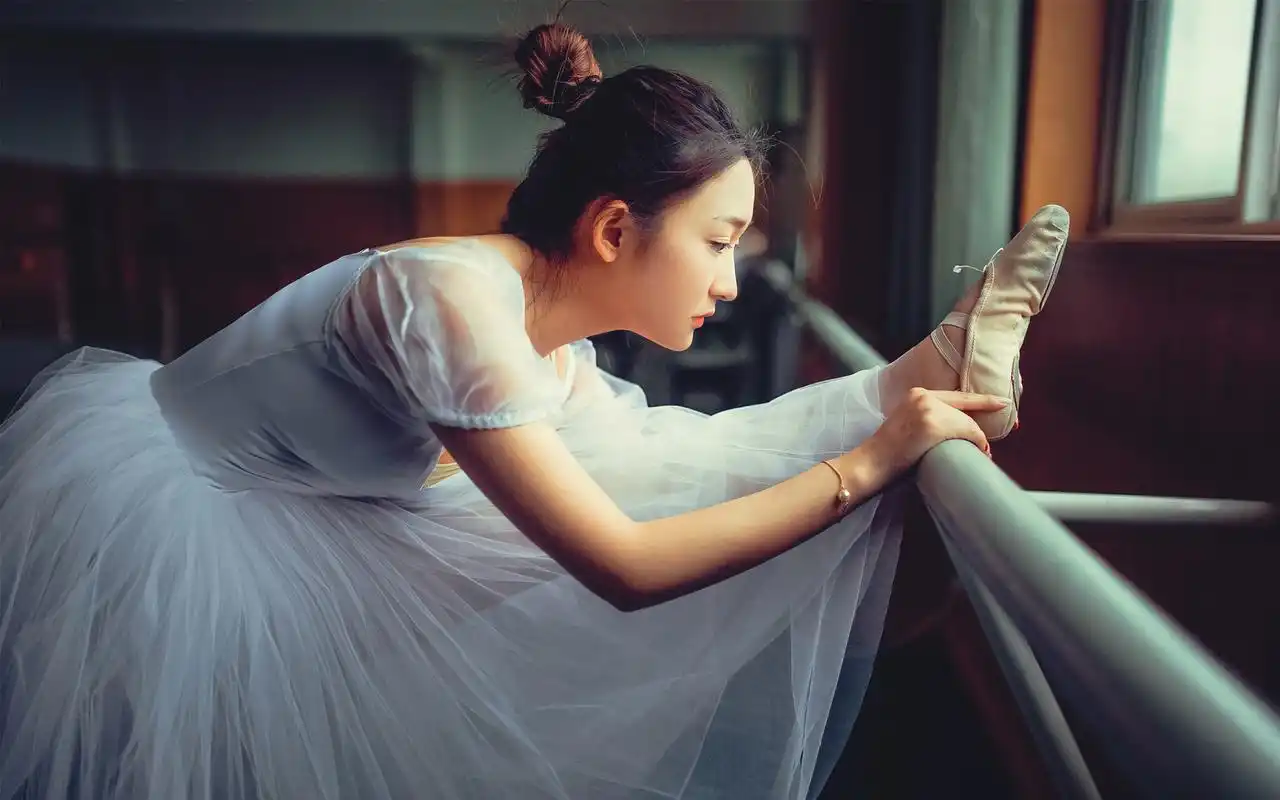 日系美女舞蹈室唯美可爱写真桌面壁纸