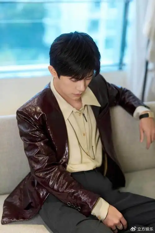 易烊千玺中分发型侧颜完美 穿棕红色夹克帅气有型|易烊千玺|棕红色