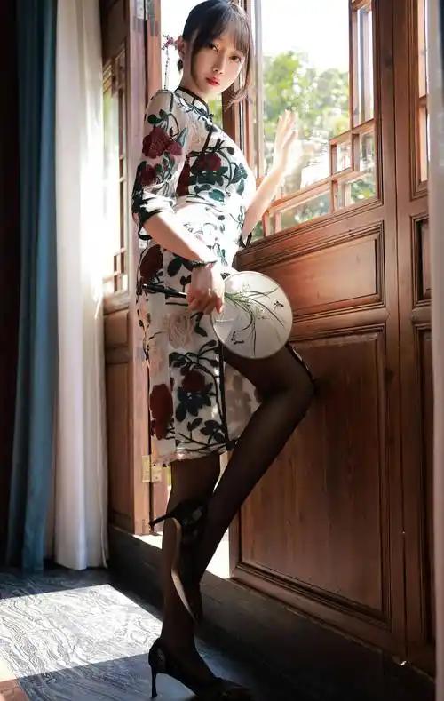 旗袍美女倚门笑身姿曼妙惹人爱