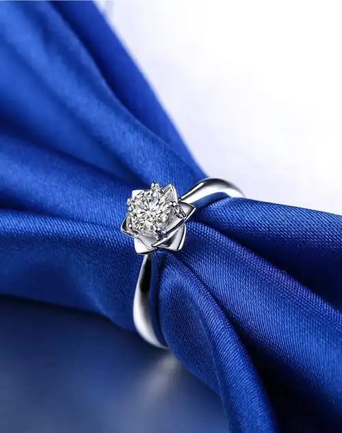 周六福白18k金vs净度30分钻石戒指