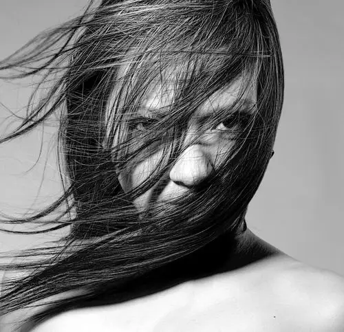 头发凌乱的美女